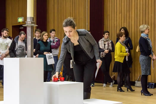 Joanna Kozicka (University of Warsaw) places a candle at the memorial